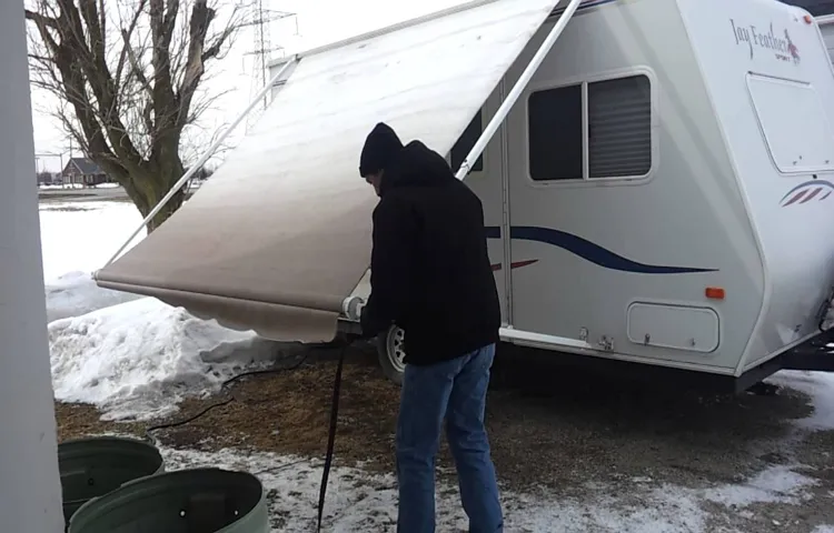 how to close rv awning