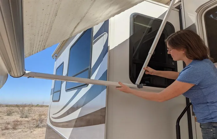 how to open a manual awning on an rv