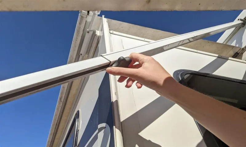 how to open manual rv awning